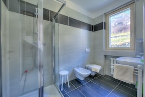 Family Apartment, Multiple Bedrooms, Mountainside (La Perla Di Pianello) | Bathroom | Shower, hair dryer, bidet, towels - La Perla Di Pianello (Pianello del Lario)