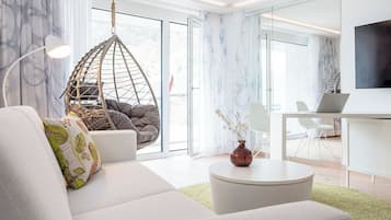 Junior Suite (Deluxe) | Hypo-allergenic bedding, down duvets, minibar, in-room safe