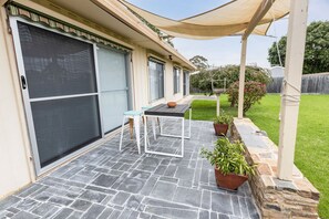 Outdoor dining - Magpie Cottage would suit a small family, wanting to get away for a weekend (Paynesville)