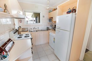 Fridge, microwave, oven, stovetop - Magpie Cottage would suit a small family, wanting to get away for a weekend (Paynesville)