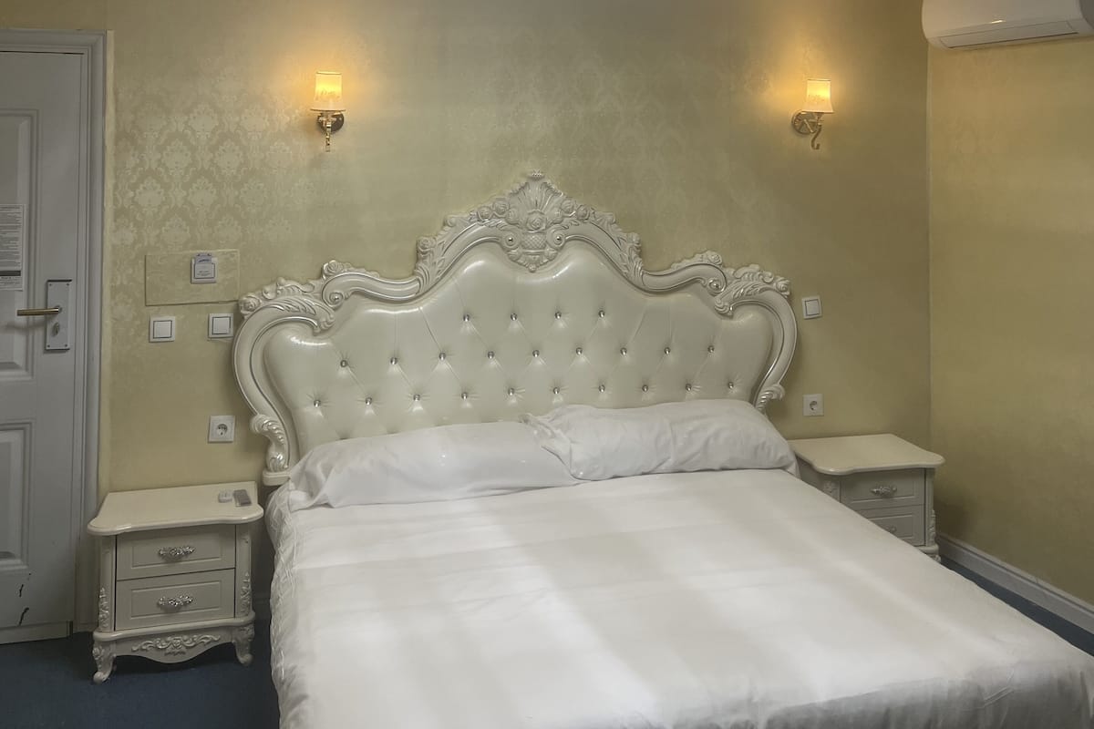 In-room safe, soundproofing, free WiFi, bed sheets