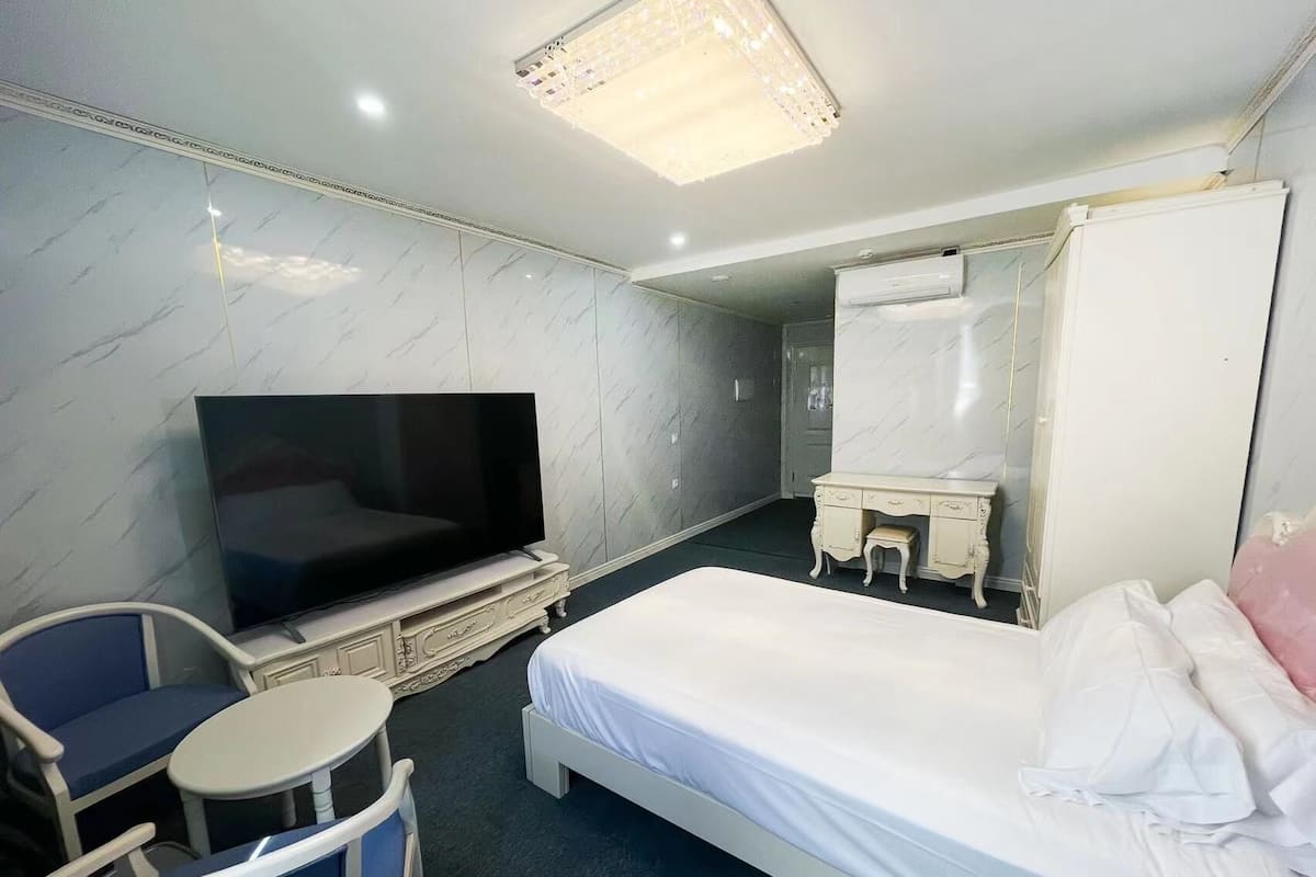 In-room safe, soundproofing, free WiFi, bed sheets