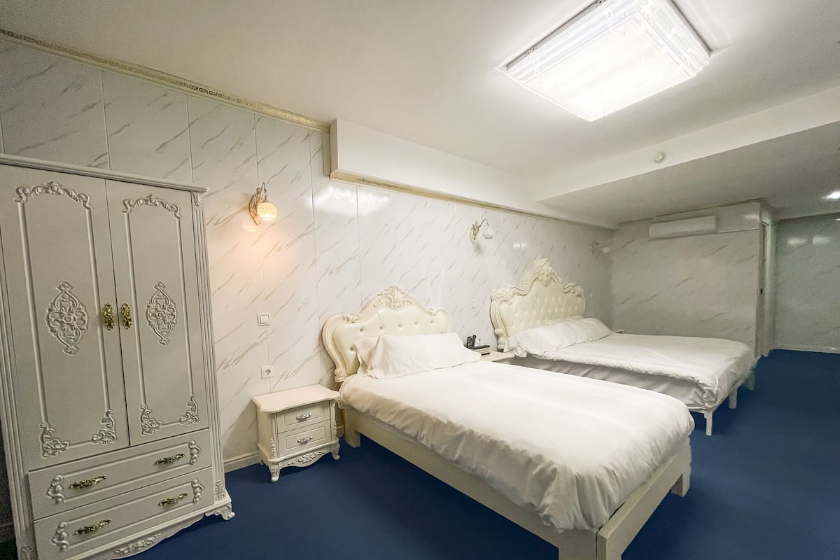 In-room safe, soundproofing, free WiFi, bed sheets