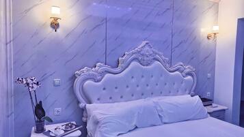 خزنة داخل الغرفة وتجهيزات عازلة للصوت وواي فاي مجانًا وملاءات أسرّة