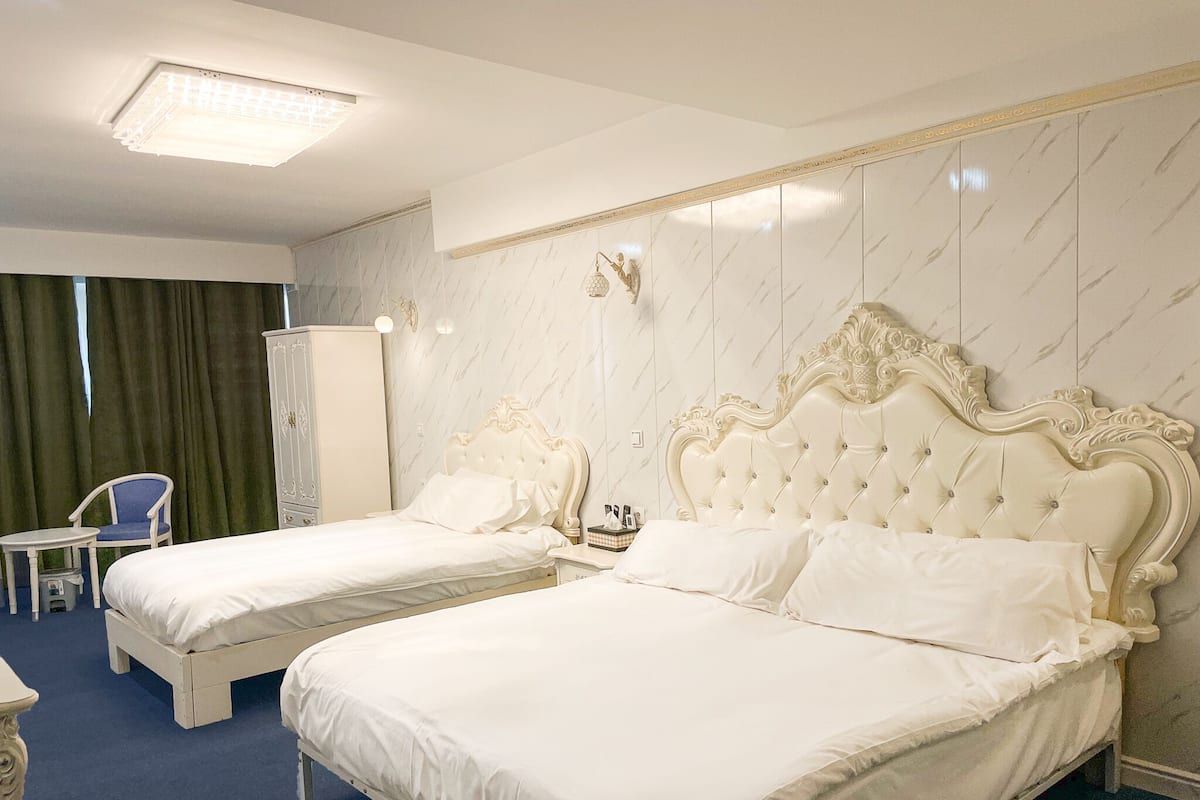 In-room safe, soundproofing, free WiFi, bed sheets