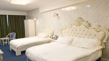 خزنة داخل الغرفة وتجهيزات عازلة للصوت وواي فاي مجانًا وملاءات أسرّة