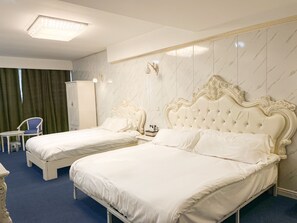 Family Triple Room | In-room safe, soundproofing, free WiFi, bed sheets - Hotel Aviación  (Manises)