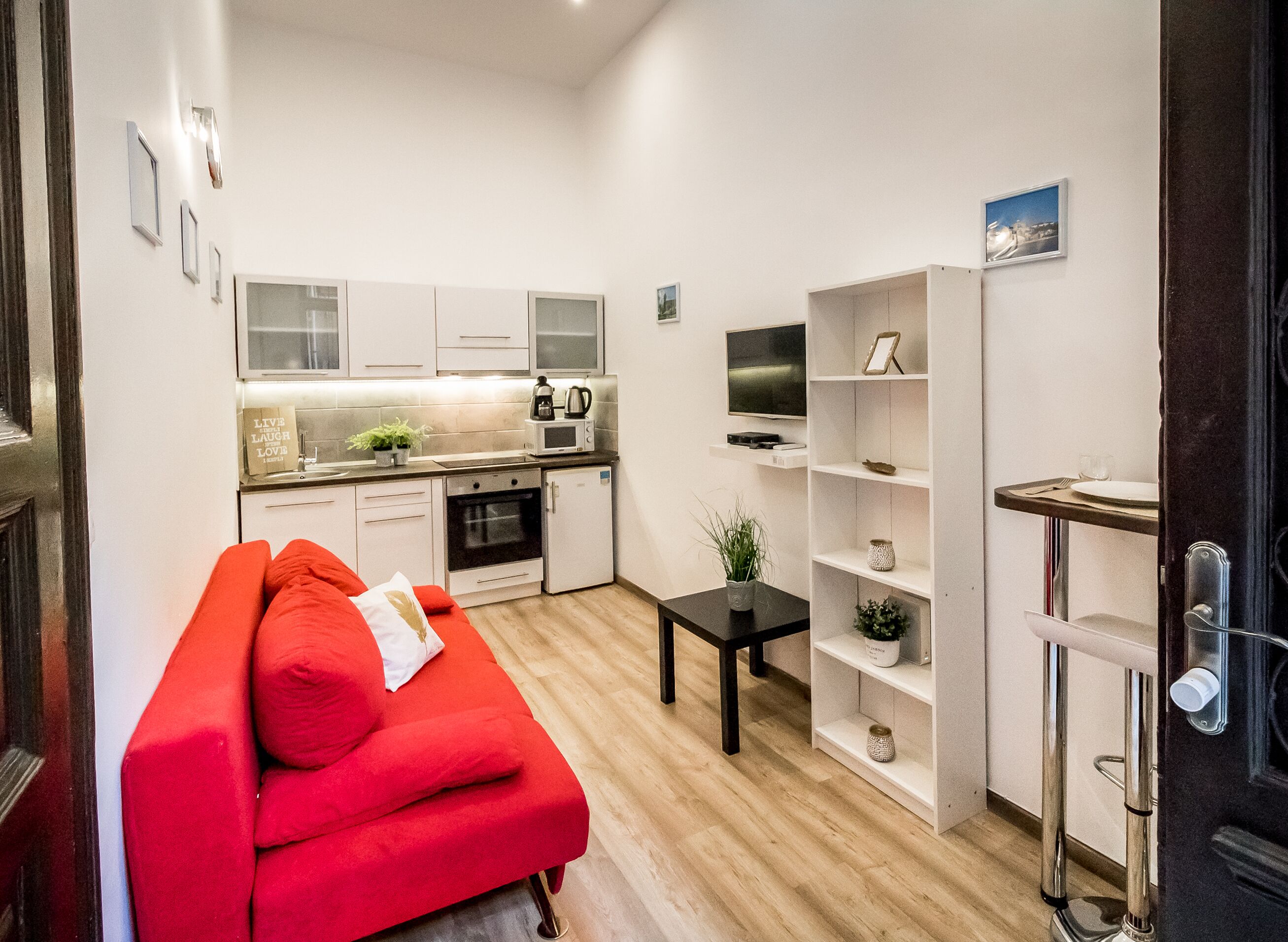 ジュニア アパートメント | リビング エリア | 32 インチのLED テレビ (デジタル放送視聴可)、テレビ