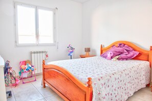 3 habitaciones, escritorio, tabla de planchar con plancha y wifi