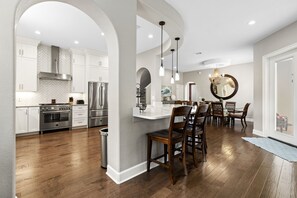 Ovn, kokeplater, oppvaskmaskin og kaffetrakter/tekoker