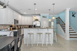 Oven, stovetop, dishwasher, toaster - Gated Community ~ Lagoon Style Pool ~ Near the Beach (Destin)