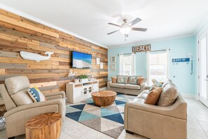 Living area - Gated Community ~ Lagoon Style Pool ~ Near the Beach (Destin)