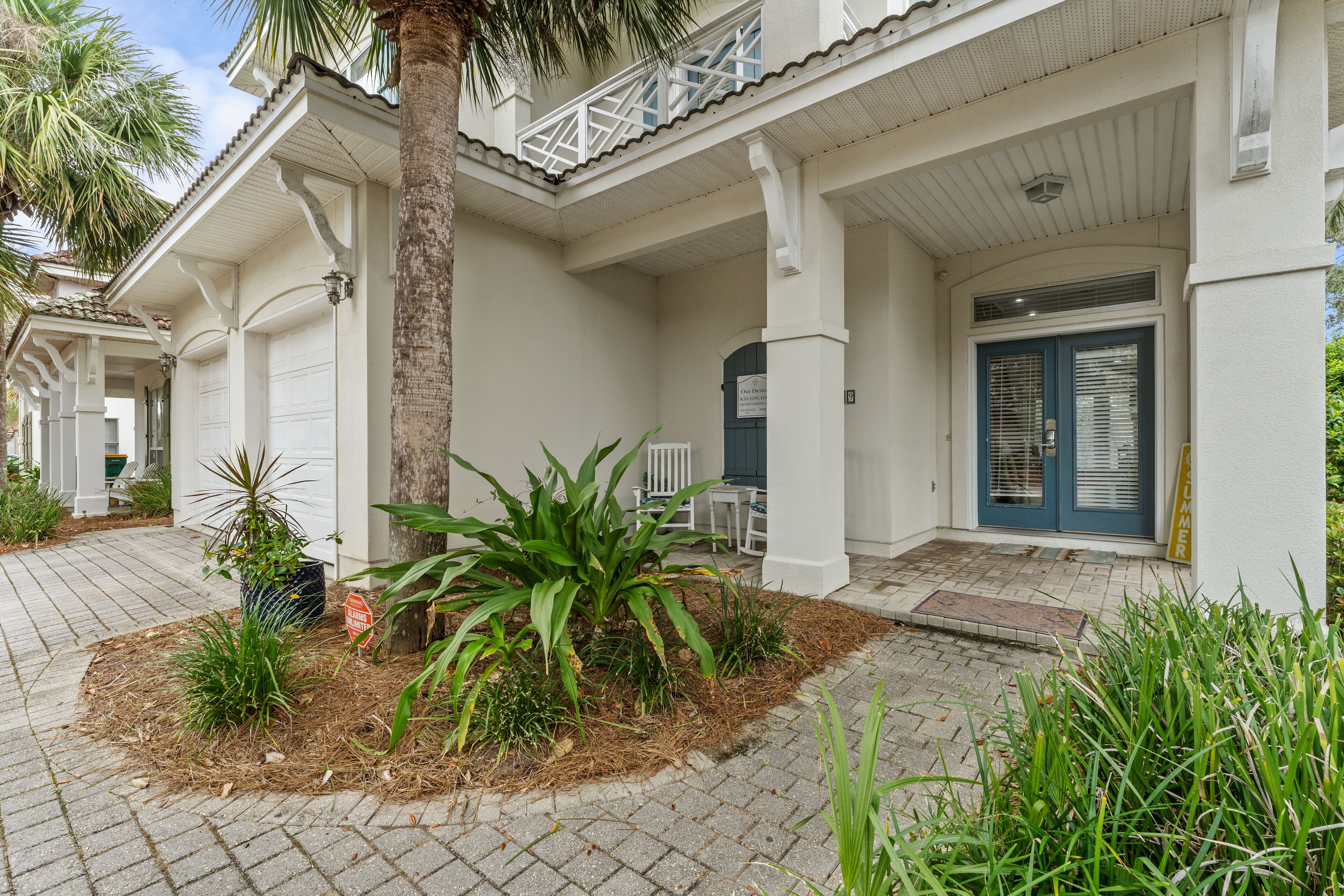 Pet Friendly ~ Fitness Center ~ Gourmet Kitchen ~ Back Patio ~ Community Pool