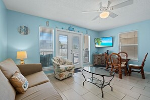 Smart TV - Overlooks Community Pool ~ Near Beach ~ Bunks (Destin)