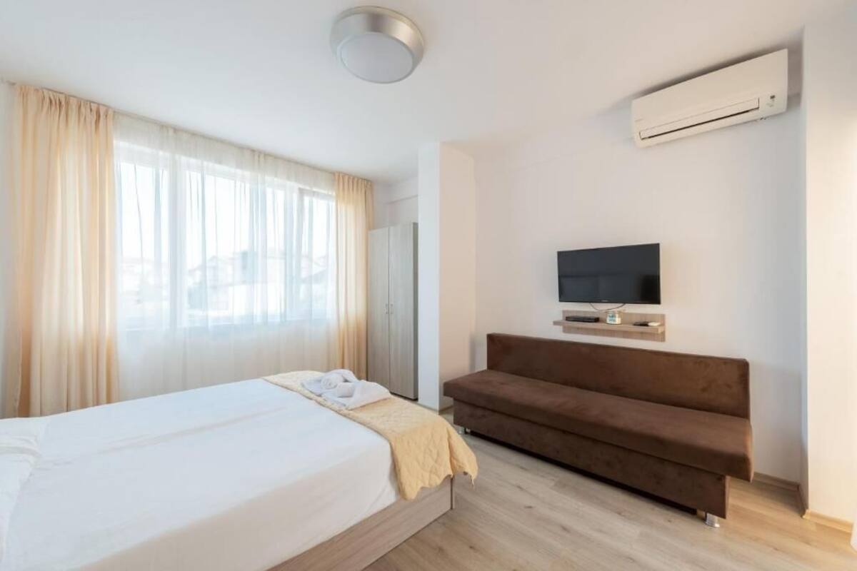 Deluxe Double Room, Partial Sea View | Travel crib, WiFi (free), bed sheets