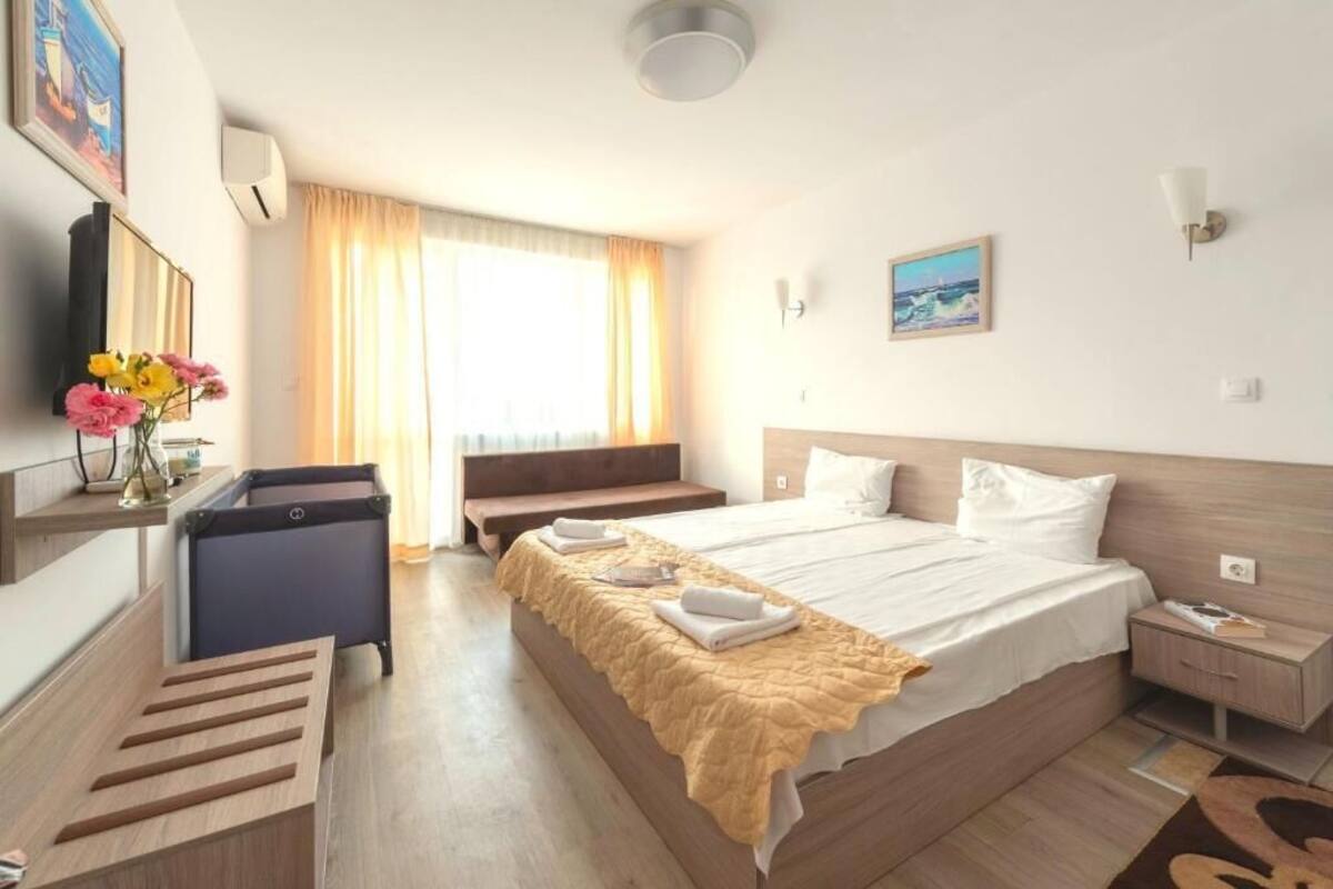 Comfort Apartment, Pool View | Travel crib, WiFi (free), bed sheets
