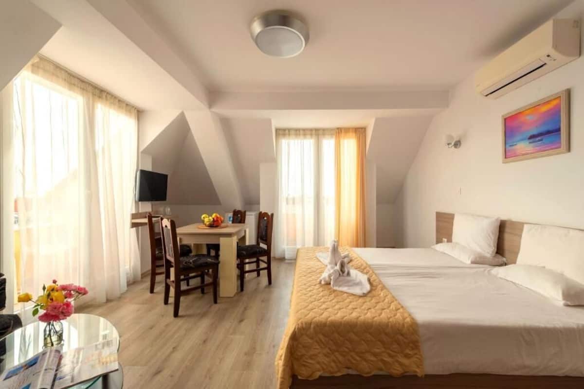 Standaard appartement, uitzicht op zee | 1 slaapkamer, reisbedje, gratis wifi, beddengoed