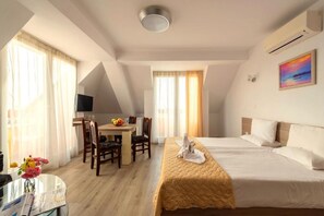 Cuna de viaje, wifi gratis, ropa de cama y acceso para silla de ruedas 