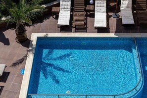 Piscine extérieure (ouverte en saison), parasols de plage