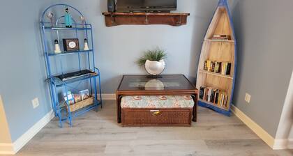 Charming, Clean & Pet Friendly, 2 bdrm, 2 bath, Close to Beach & Airport