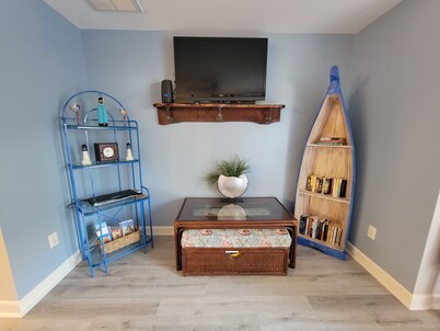 Charming, Clean & Pet Friendly, 2 bdrm, 2 bath, Close to Beach & Airport