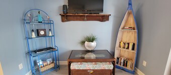 Charming, Clean & Pet Friendly, 2 bdrm, 2 bath, Close to Beach & Airport