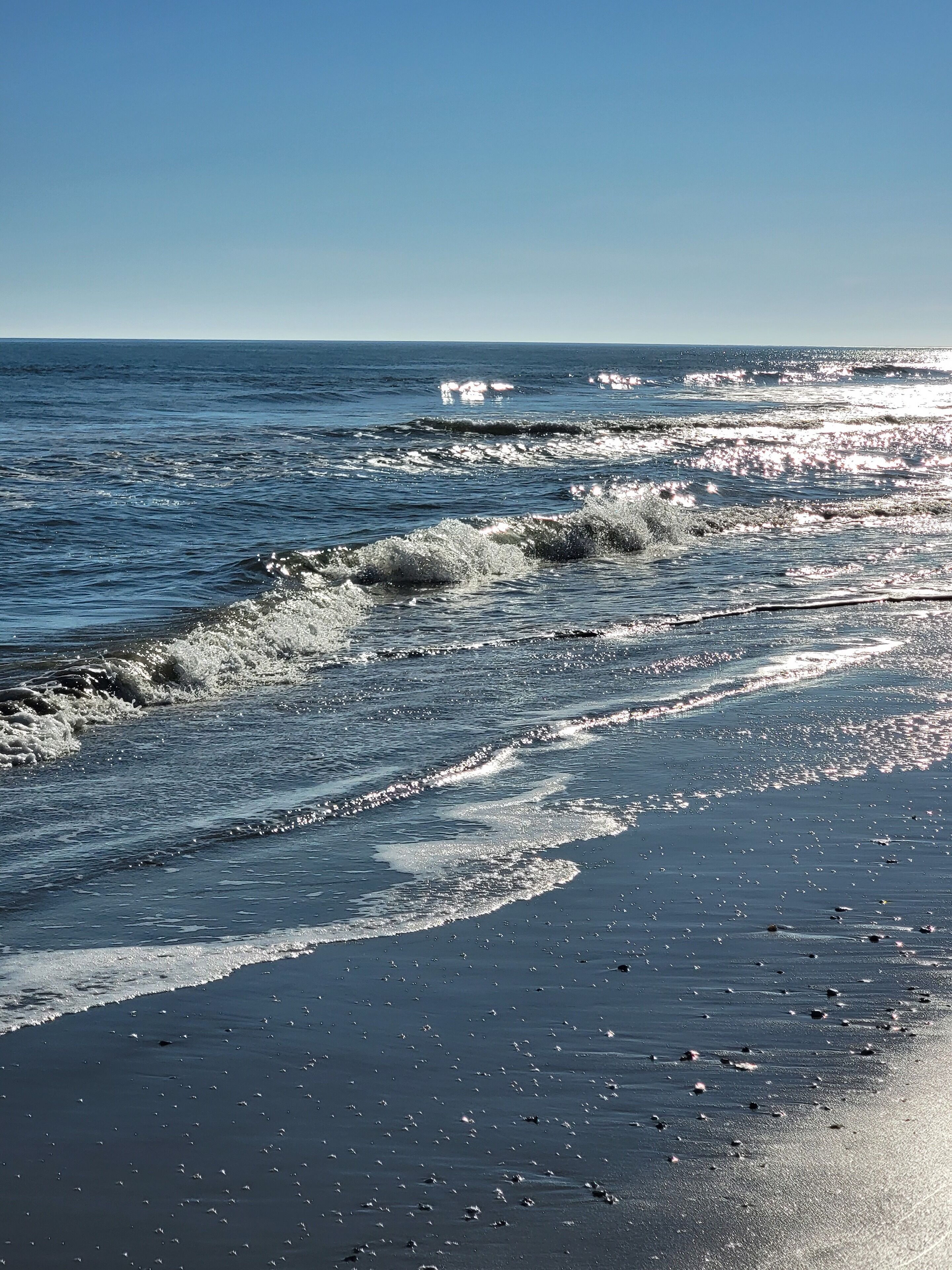 Nær stranden, solsenger og strandhåndklær