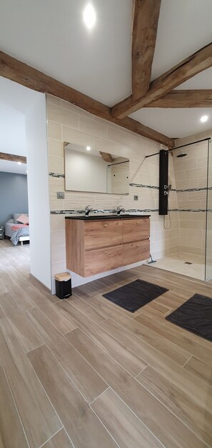 Badewanne, Haartrockner, Handtücher, Toilettenpapier
