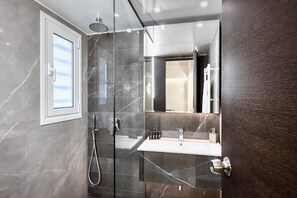 Apartment | Bathroom | Shower, shampoo - Brand New Executive Apartment in Kolonaki Square (Athens)