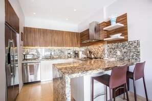 Een koelkast, een magnetron, een oven, een kookplaat