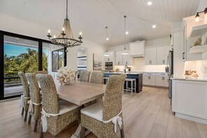 Dining - Private Pool! Ping-Pong, Pool Table, Putt-Putt! (Holmes Beach)