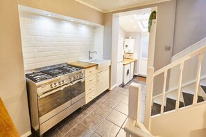 Microondas, horno, placa de cocina, lavavajillas