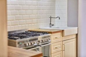 Microondas, horno, placa de cocina, lavavajillas