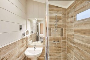 Bathtub, towels, shampoo