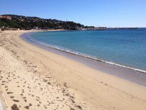 بالقرب من الشاطئ