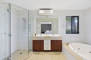 Hair dryer, towels - Luxury, magnificent views, space and swimming pool (Point Lookout)