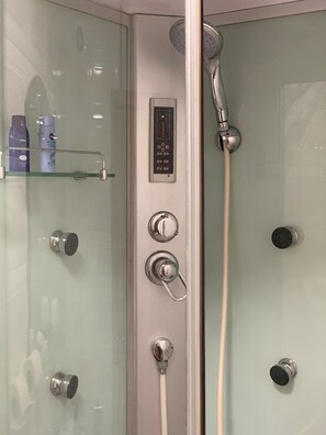 Ensemble douche/baignoire, sèche-cheveux, serviettes fournies, savon