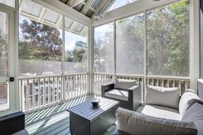 Smart-TV, DVD-spiller, bøker og kontorer