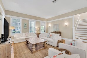 Smart-TV, DVD-spiller, bøker og kontorer