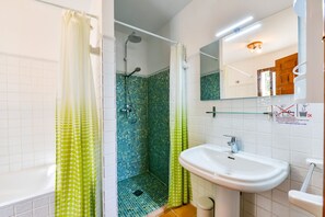 Bathtub, towels