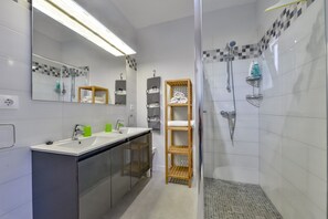 Shower, hair dryer, towels - CASABLANCA. Three bedroom villa close to beaches and services in a very quiet area (Calpe)