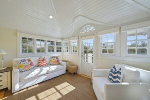 TV - Directly Across From the Beach in Seaside + 2 Adult Bikes! (Santa Rosa Beach)