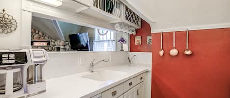 Een magnetron, een kookplaat, een vaatwasser