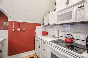 Micro-ondas, cooktop, lava-louças, cafeteira/chaleira