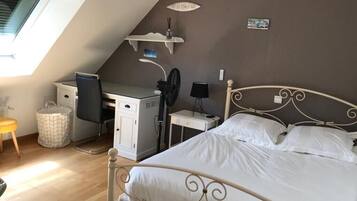 4 slaapkamers, een strijkplank/strijkijzer, reisbedje, wifi