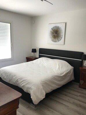 4 habitaciones, tabla de planchar con plancha, cuna de viaje y wifi 