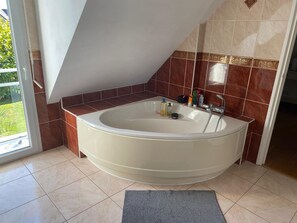 Baignoire, sèche-cheveux, serviettes fournies, papier toilette