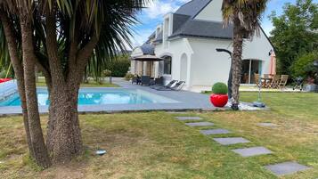 Een buitenzwembad en een verwarmd zwembad