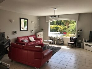 Fernseher, Tischtennisplatte, Bücher, Stereoanlage