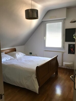 4 chambres, fer et planche à repasser, lit parapluie, Wi-Fi